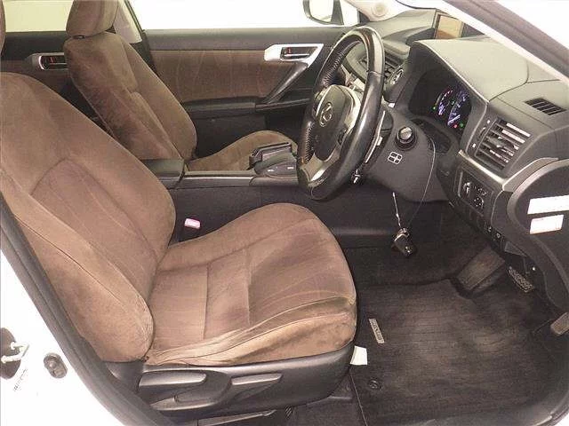 Lexus CT200h  с аукциона в Японии