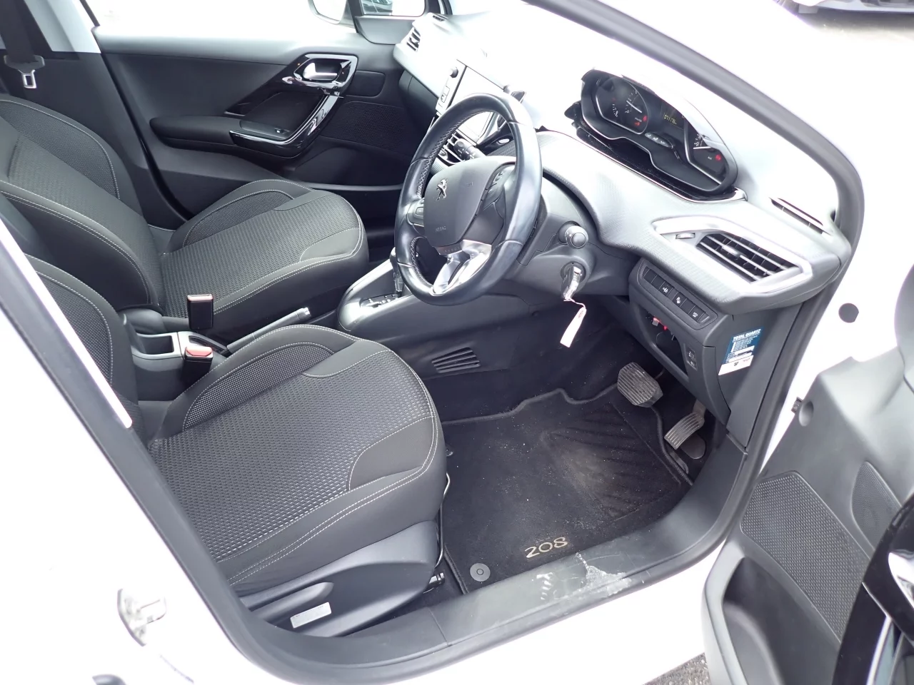 Peugeot 208  с аукциона в Японии