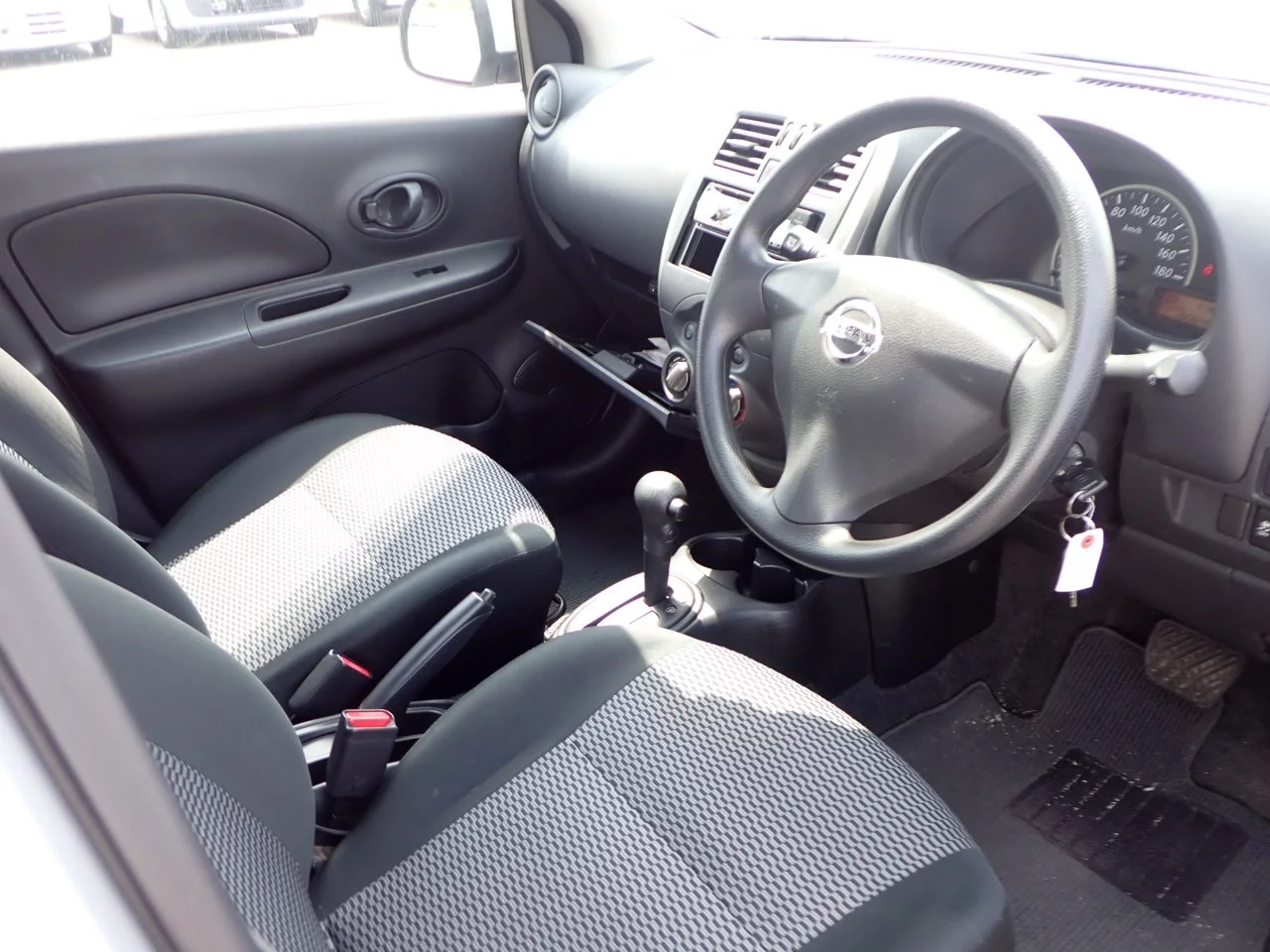 Nissan March  с аукциона в Японии