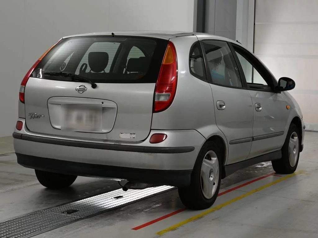 Nissan Tino  с аукциона в Японии