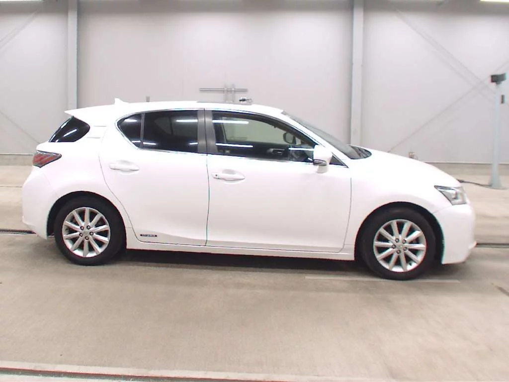 Lexus CT200h  с аукциона в Японии