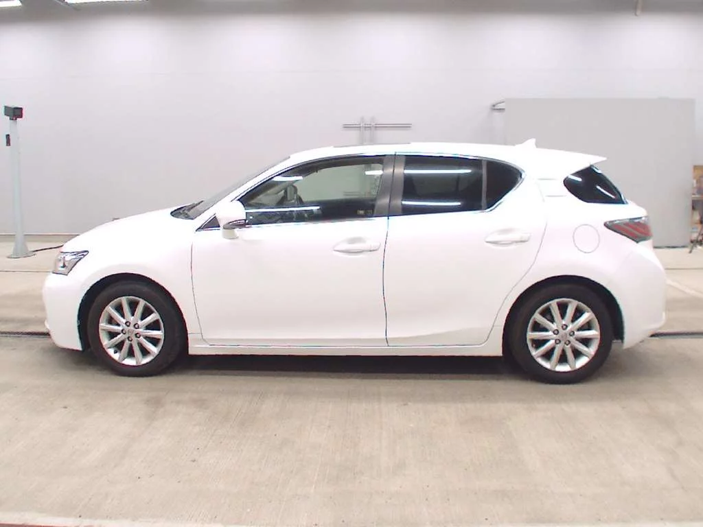 Lexus CT200h  с аукциона в Японии