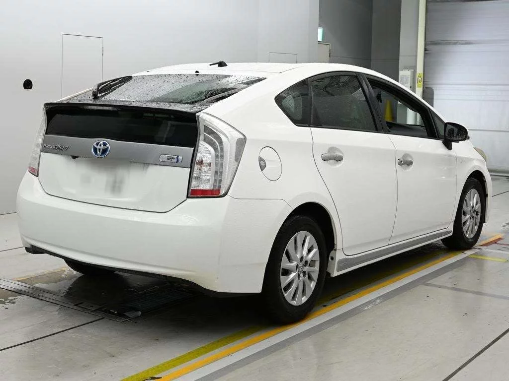 Toyota Prius PHV  с аукциона в Японии