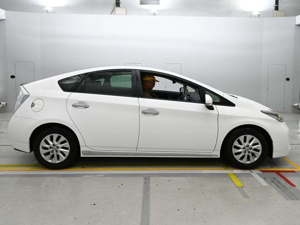 Toyota Prius PHV  с аукциона в Японии
