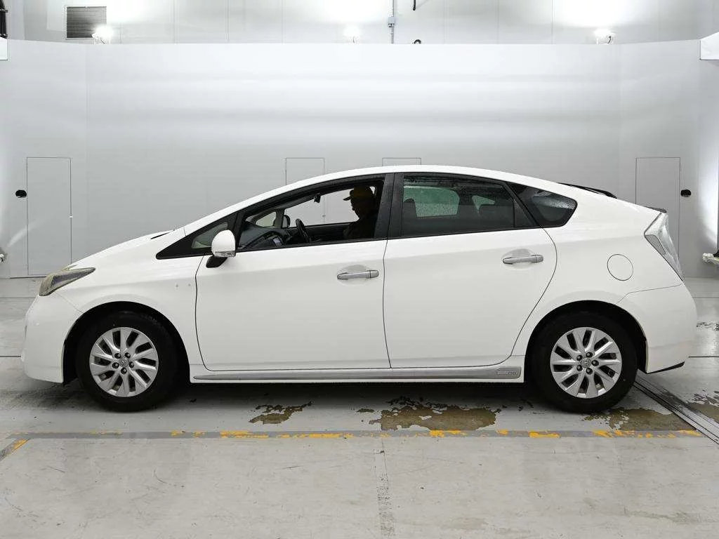 Toyota Prius PHV  с аукциона в Японии