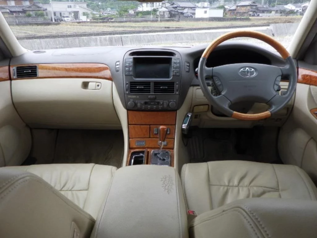 Toyota Celsior  с аукциона в Японии