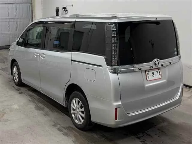 Toyota Voxy  с аукциона в Японии