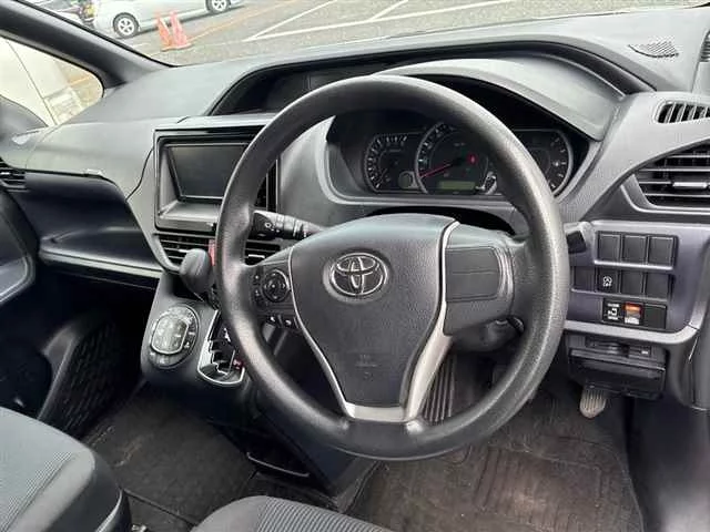 Toyota Voxy  с аукциона в Японии
