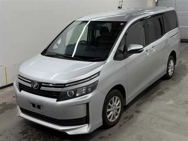 Toyota Voxy  с аукциона в Японии