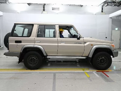 Toyota LAND CRUISER 70