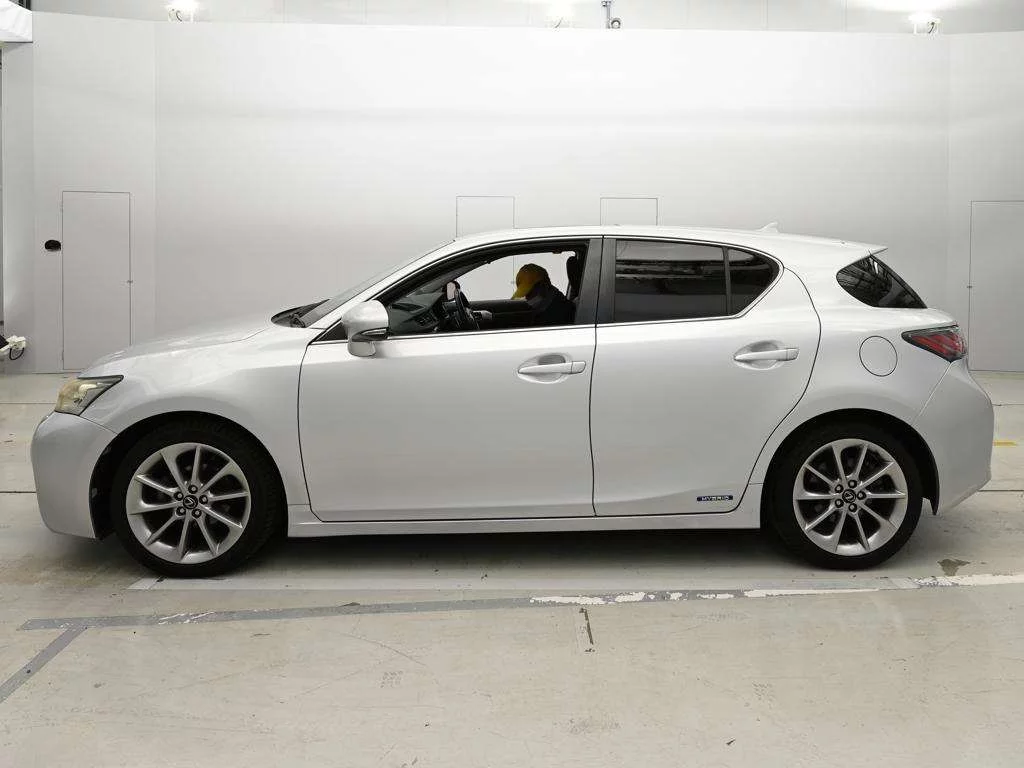 Lexus CT200h  с аукциона в Японии
