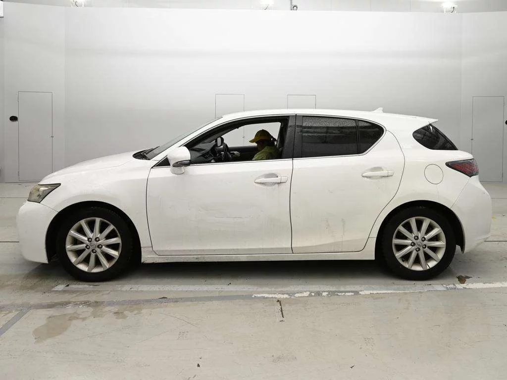 Lexus CT200h  с аукциона в Японии