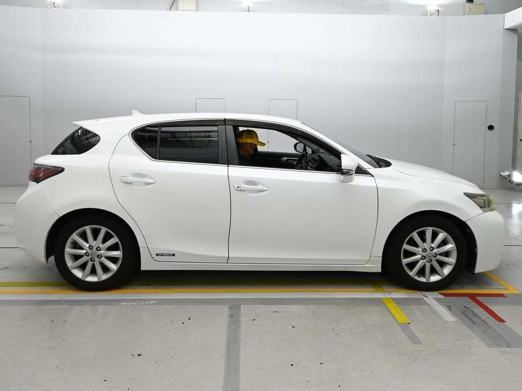 Lexus CT200h  с аукциона в Японии