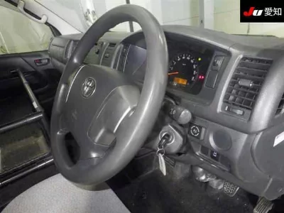 Toyota HiAce Commuter