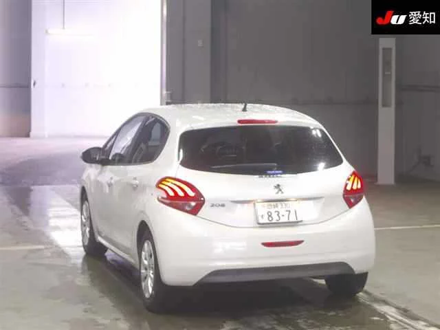 Peugeot 208  с аукциона в Японии