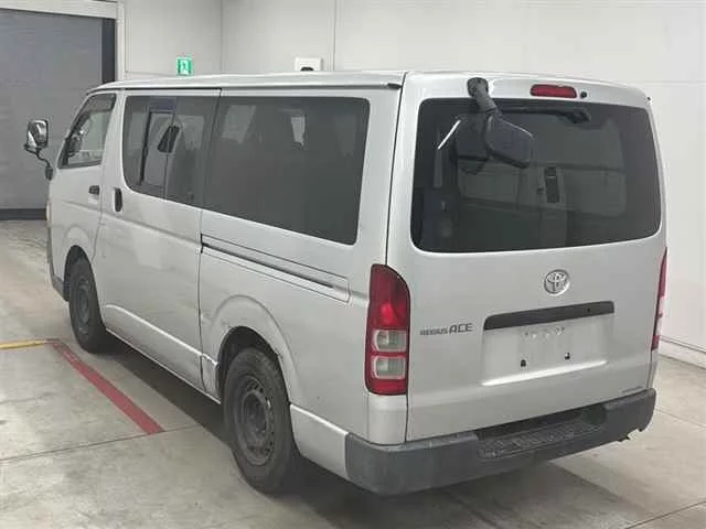 Toyota RegiusAce  с аукциона в Японии