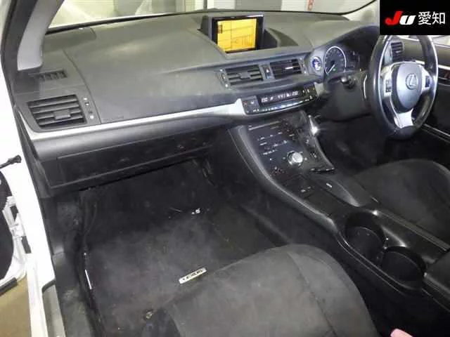 Lexus CT200h  с аукциона в Японии