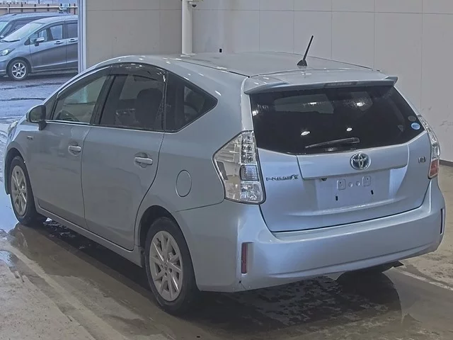 Toyota Prius Alpha  с аукциона в Японии