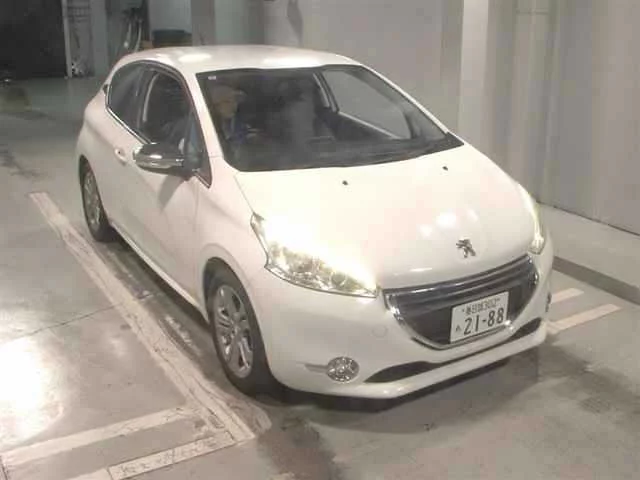 Peugeot 208  с аукциона в Японии