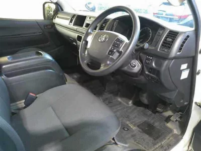 TOYOTA HIACE COMMUTER