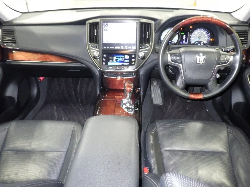 Toyota CROWN MAJESTA  с аукциона в Японии