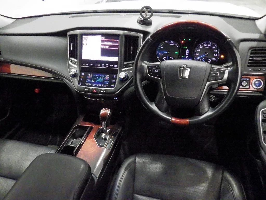Toyota CROWN MAJESTA  с аукциона в Японии