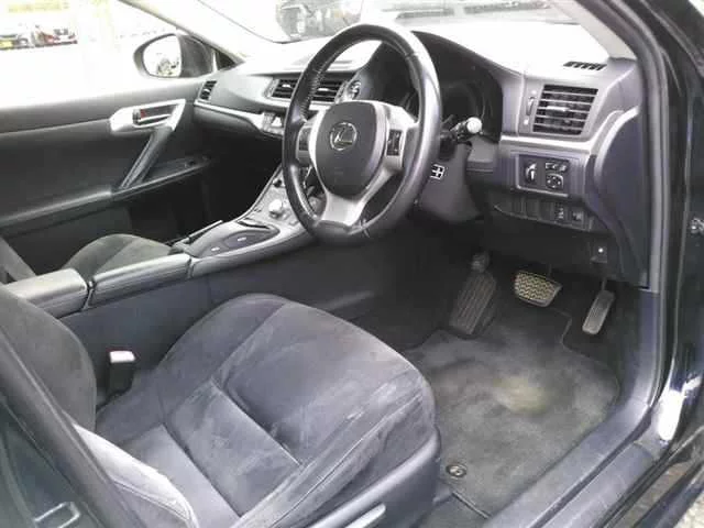 Lexus CT200h  с аукциона в Японии