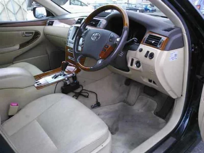 TOYOTA CROWN MAJESTA