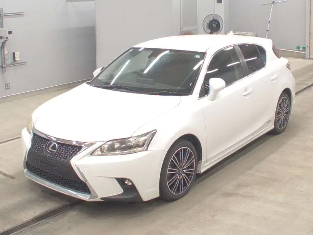 Lexus CT200h  с аукциона в Японии
