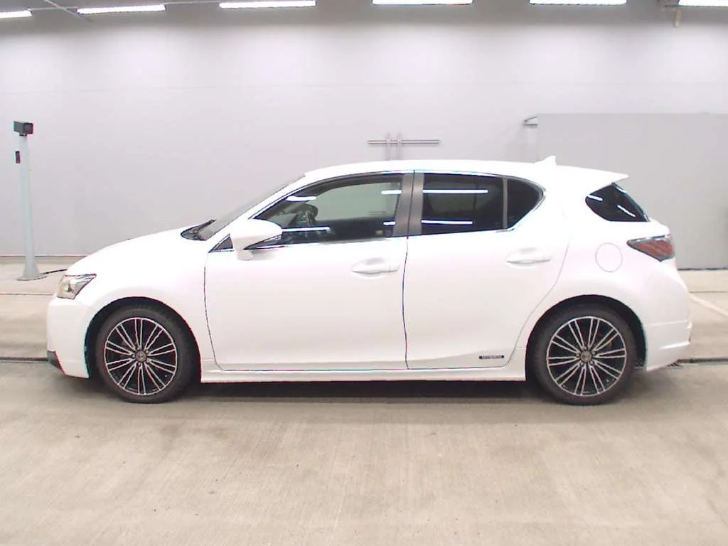 Lexus CT200h  с аукциона в Японии