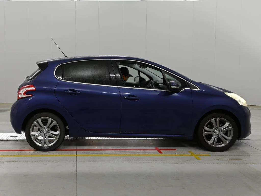 Peugeot 208  с аукциона в Японии