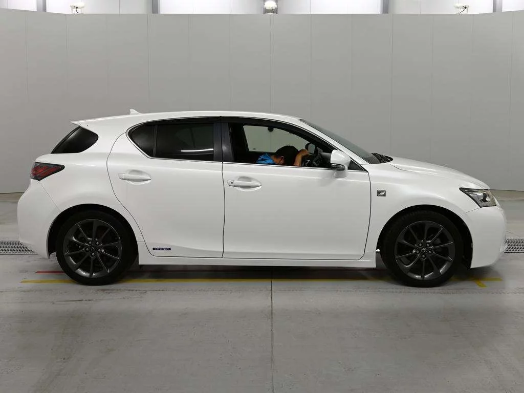 Lexus CT200h  с аукциона в Японии
