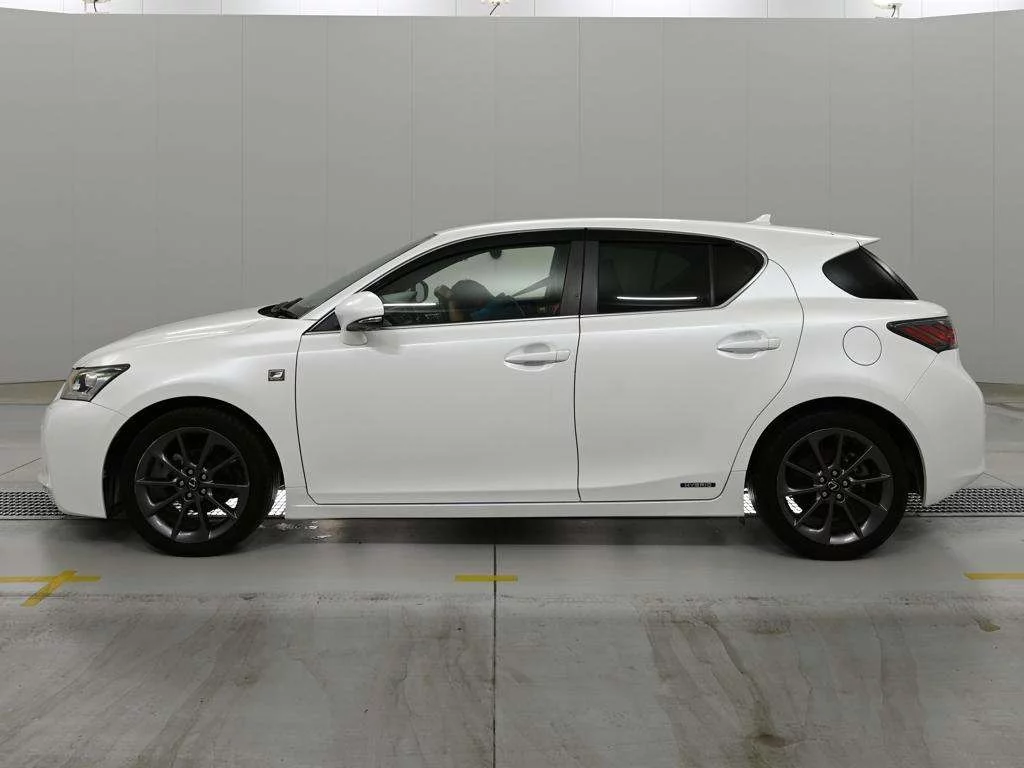 Lexus CT200h  с аукциона в Японии