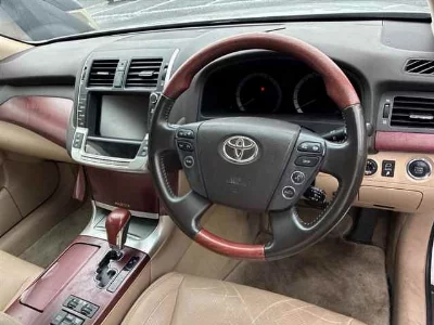 TOYOTA CROWN MAJESTA