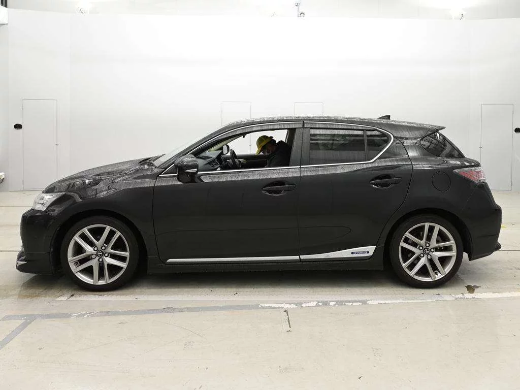 Lexus CT200h  с аукциона в Японии