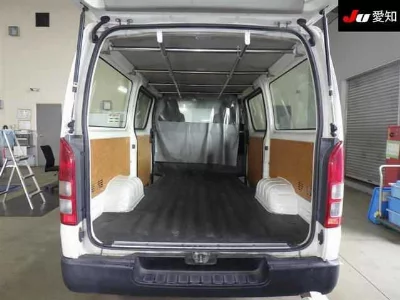 TOYOTA HIACE VAN