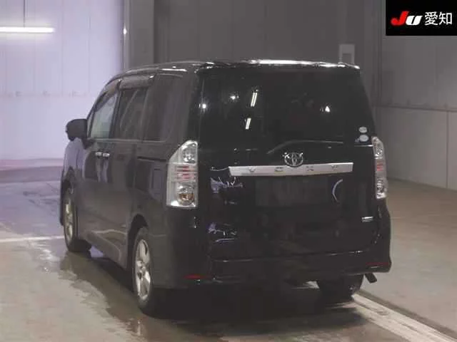 Toyota Voxy  с аукциона в Японии