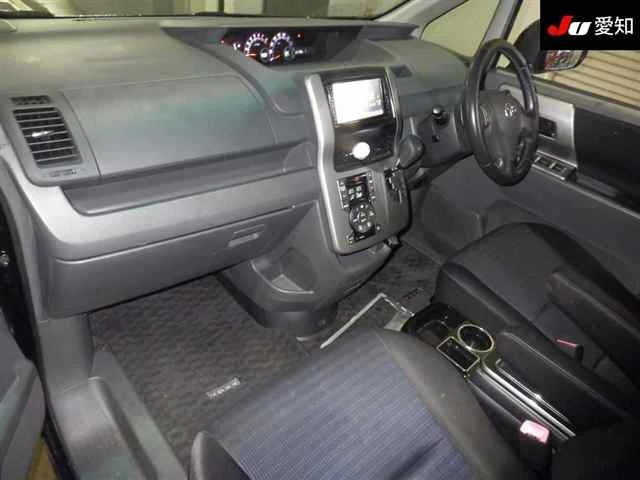 Toyota Voxy  с аукциона в Японии