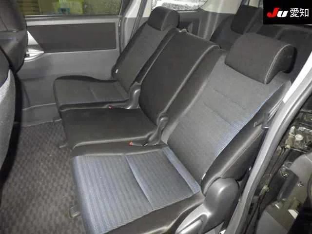 Toyota Voxy  с аукциона в Японии