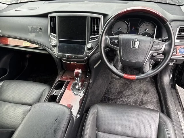Toyota CROWN MAJESTA  с аукциона в Японии