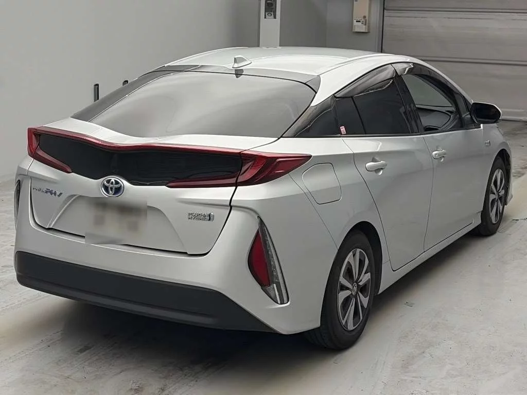 Toyota Prius PHV  с аукциона в Японии