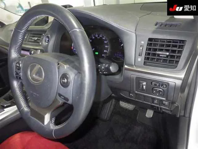 Lexus CT200h  с аукциона в Японии
