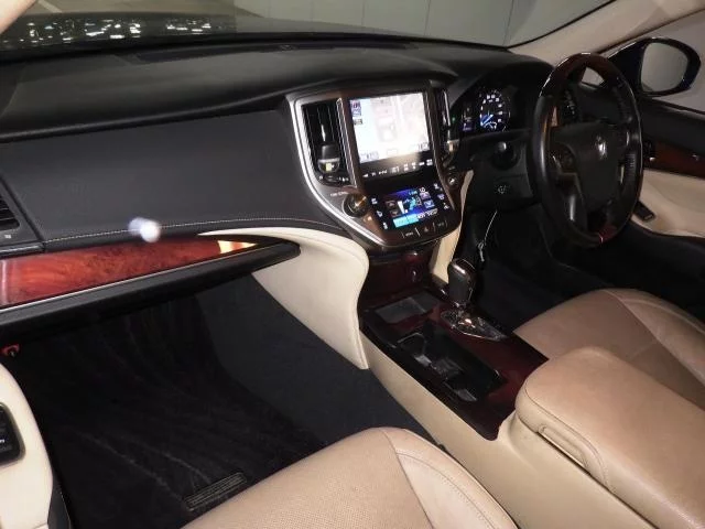 Toyota CROWN MAJESTA  с аукциона в Японии
