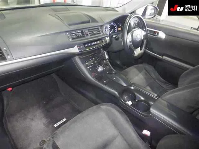 Lexus CT200h  с аукциона в Японии
