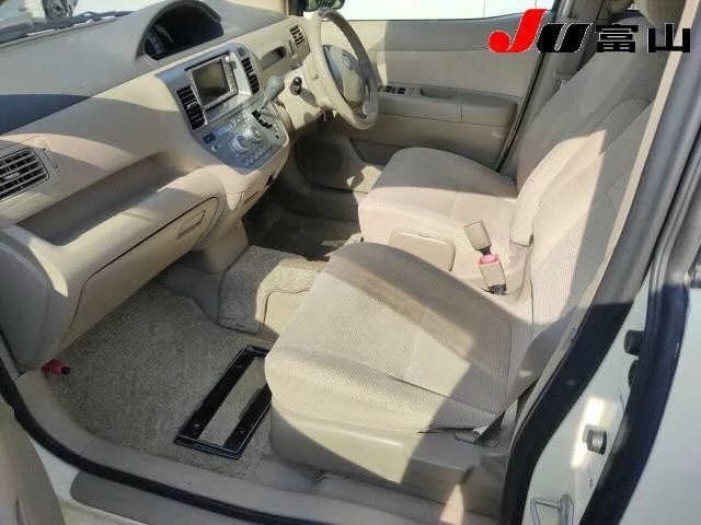 Toyota Raum  с аукциона в Японии