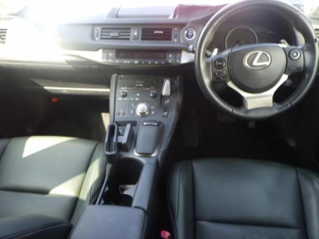 Lexus CT200h  с аукциона в Японии