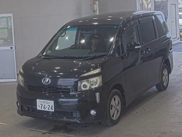 Toyota Voxy  с аукциона в Японии