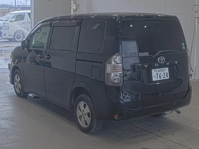 Toyota Voxy  с аукциона в Японии