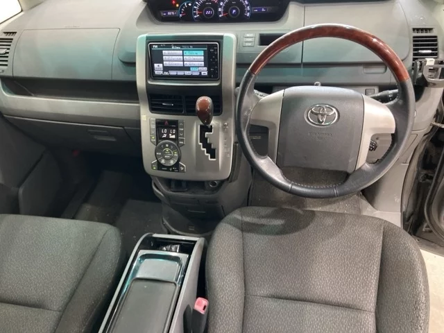 Toyota Voxy  с аукциона в Японии