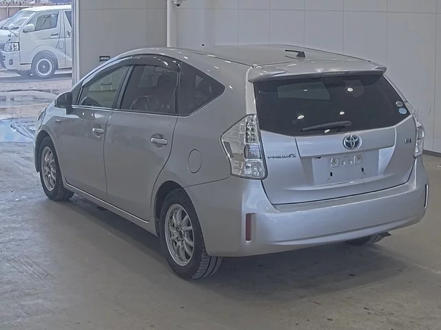 Toyota Prius Alpha  с аукциона в Японии